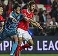 Un joueur de Benfica évacué en civière avant le match contre le Standard