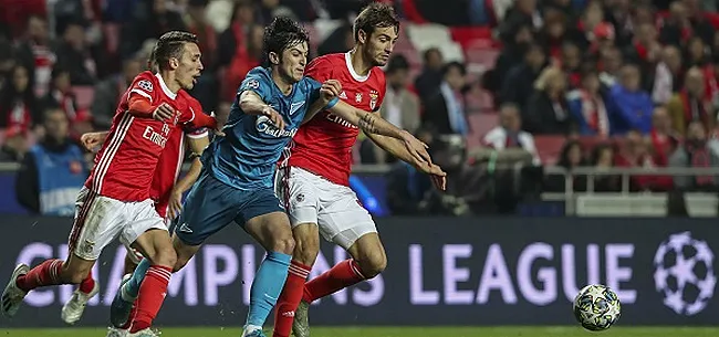 Un joueur de Benfica évacué en civière avant le match contre le Standard