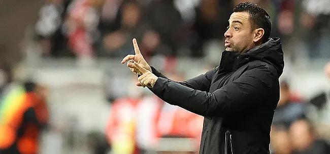 Xavi salue un jeune Barcelonais: 