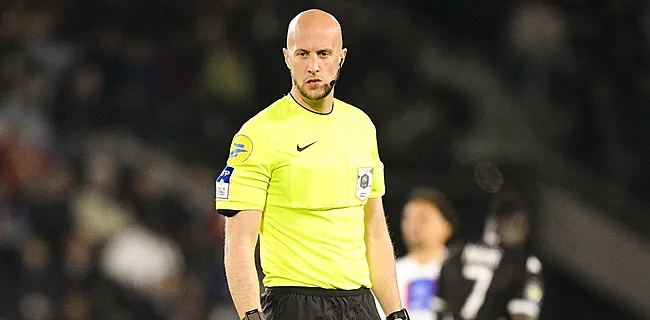 L'arbitre obligé de céder sa place après deux minutes