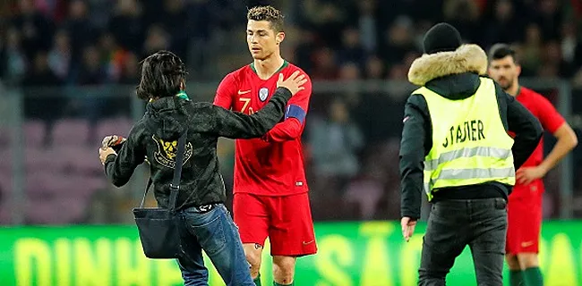 Il monte sur la pelouse et tape la bise à Ronaldo en plein match (VIDEO)