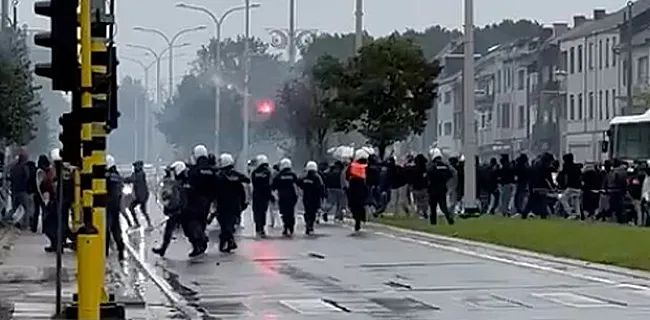 La police intevervient à Genk: des hooligans mettent le feu