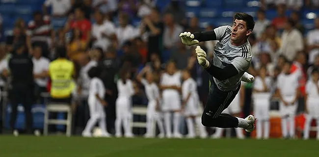 Thibaut Courtois applaudi après sa prestation face à l'Atletico Madrid