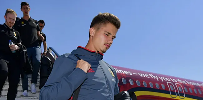 Dendoncker joue cartes sur table: 